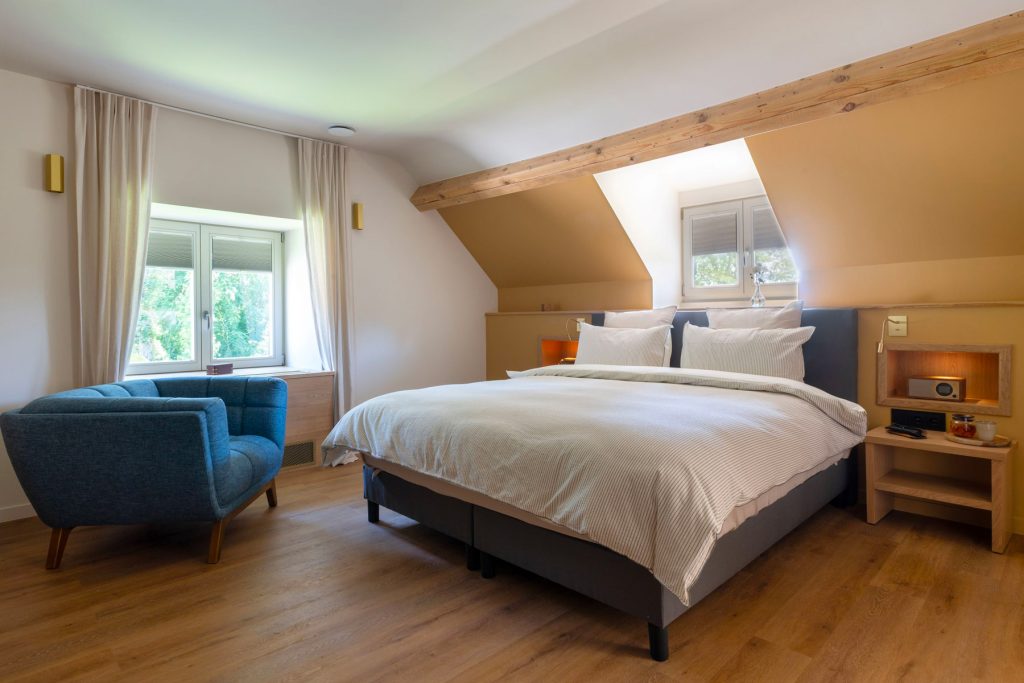 une des chambres de l'hôtel-restaurant domaine du château de leignon